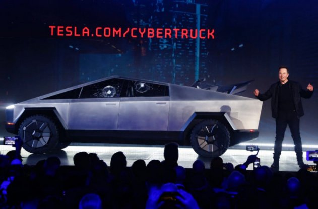 Во время демонстрации прочности Tesla Cybertruck в авто разбили бронированное окно - «Новости дня»