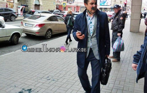 Переименование проспекта в Харькове: чиновника горсовета облили зеленкой