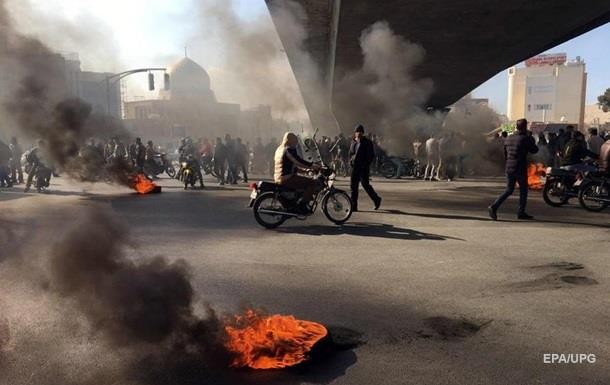 Протесты в Иране: отключена мобильная связь