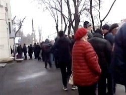 Россияне выстроились в очереди из-за подорожания медсправок для водителей - «Политика»