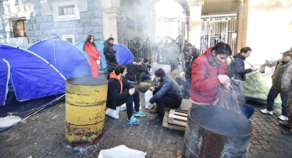 В Грузии продолжаются массовые протесты. Блокирован парламент, возле него жгут костры - «Новости дня»