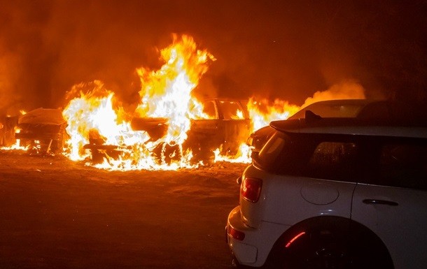 В Киеве сгорели Range Rover и Volkswagen