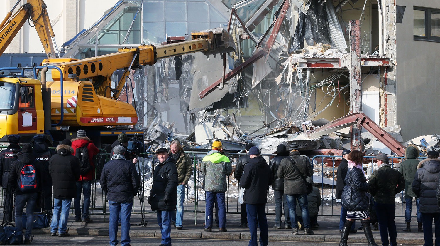 Задачи сноса. Снос ТЦ. Снос торгового центра. В Москве снесли пирамиду на Тверской. Снос пирамиды на Тверской.