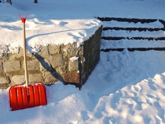 В Уссурийске ребенка заставили убирать снег с крыши школы - «Здоровье»
