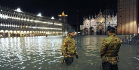 В Венеции потоп: уровень воды приближается к 50-летнему рекорду - «Автоновости»