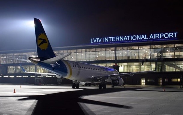 Во Львове самолет съехал с полосы в аэропорту