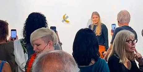 Банан, приклеенный к стене скотчем, купили за 120 тысяч долларов - «Культура»