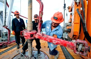 Будущие цены на нефть создадут проблемы США и помогут России - «Новости Дня»