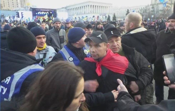 Львовский журналист пытался попасть яйцом в Порошенко на Майдане