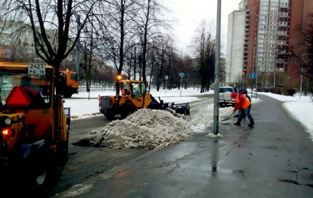 На борьбу с лужами и мокрым снегом на дорогах вышли более тысячи дворников - «Культура»