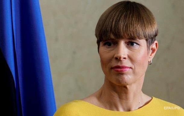 Президент Эстонии подписала почти 3 тысячи открыток на Рождество