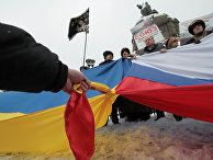 The Washington Post (США): двое влюбленных сфотографировались, накинув на плечи флаги своих стран — российский и украинский. И как на это отреагировали соцсети - «Общество»
