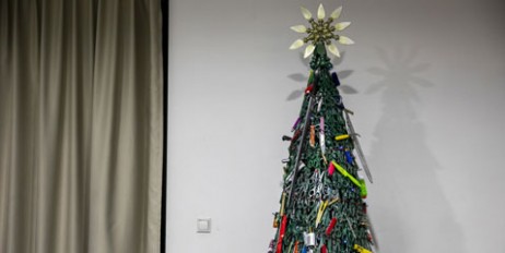 В аэропорту столицы Литвы соорудили елку из конфискованных предметов - «Автоновости»
