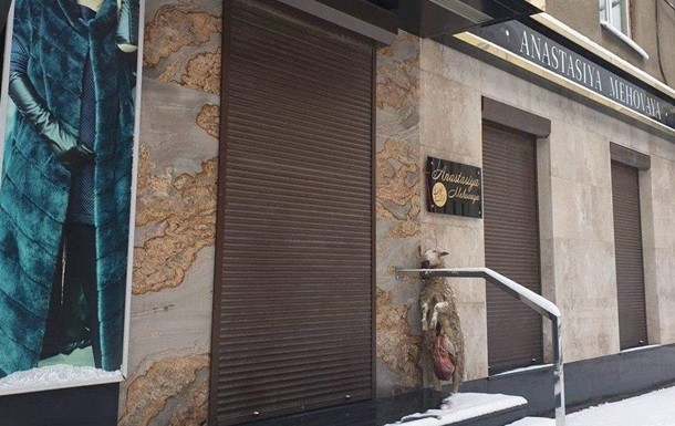 В центре Харькова возле дверей бутика повесили труп овечки