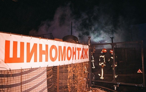 В Киеве на Подоле сгорела СТО, повреждены автомобили