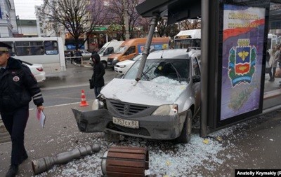 В Крыму автомобиль снес остановку с людьми