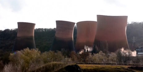 В Великобритании четыре огромные башни-охладители уничтожили управляемым взрывом (видео) - «Мир»