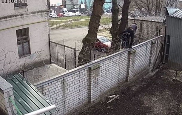 ГБР показало видео, как Черновол перелезла на территорию бюро через забор