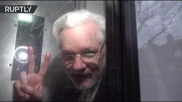 Джулиан Ассанж в тюремном грузовике после суда в Лондоне — видео - (видео)