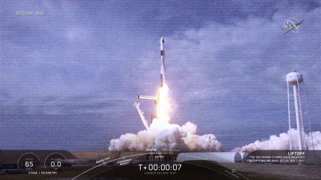 Компания SpaceX взорвала ракету Falcon 9 и отработала эвакуацию астронавтов с ракеты в случае аварии - (видео)