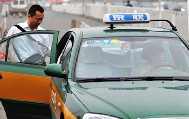 Таксист выгнал из авто пассажира из Уханя