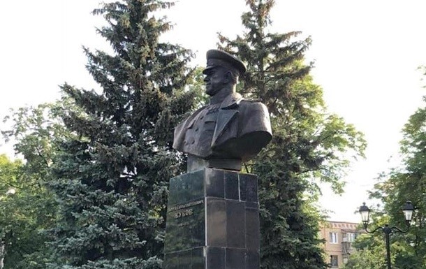 Минкульт не считает харьковский бюст Жукову памятником