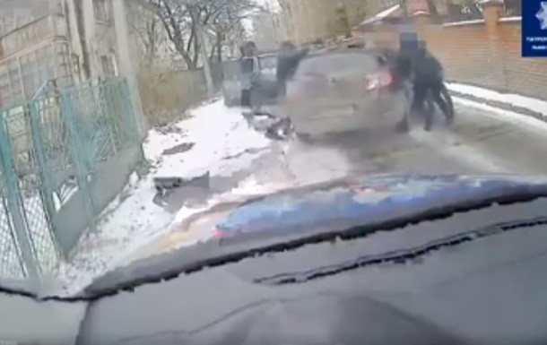 На Львовщине водитель зажал руку полицейскому и протянул 100 метров