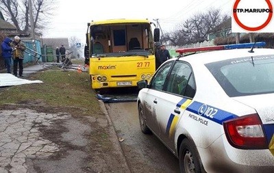 В Мариуполе маршрутка врезалась в остановку с людьми
