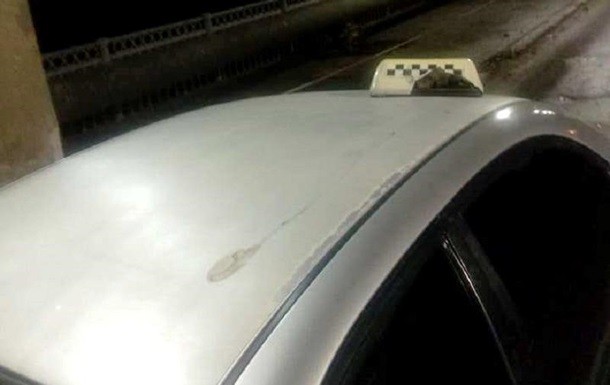 В Запорожье кусок бетона упал с моста на авто