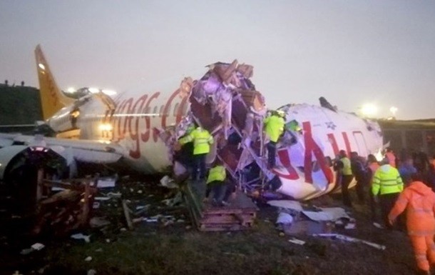 Жёсткая посадка самолета в Стамбуле: один человек погиб