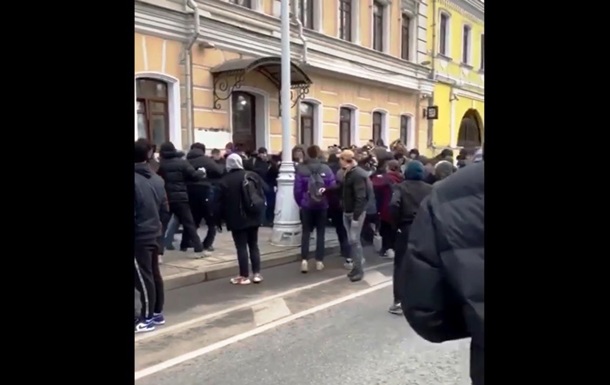 Драка в очереди за кроссовками попала на видео - (видео)