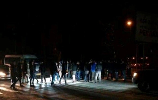 Под Киевом после ДТП люди перекрыли дорогу
