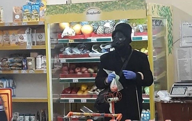 Покупатель в маске чумного врача позабавил соцсети