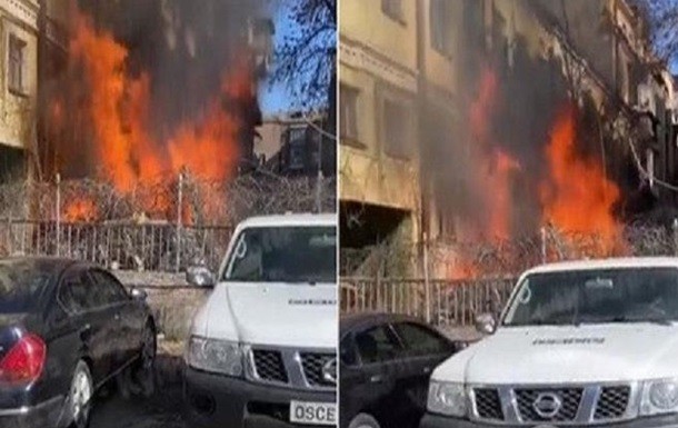 Пожар в Киеве: люди помогают спасать автомобили