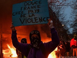 Протесты в Париже переросли в погромы. Прямой эфир - «Новости дня»