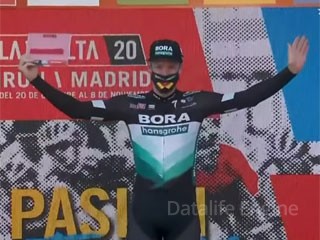 «Вуэльта Испании». Сэм Беннетт финишировал первым на 9-м этапе, но был наказан, победителем стал Паскаль Аккерманн (+Видео) - «Велоспорт»