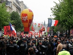В Париже в ходе первомайской демонстрации произошли беспорядки. Прямой эфир - «Технологии»