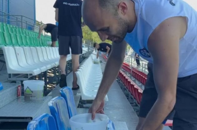 Футболисты КАМАЗа помыли домашний стадион перед матчем - «Спорт»