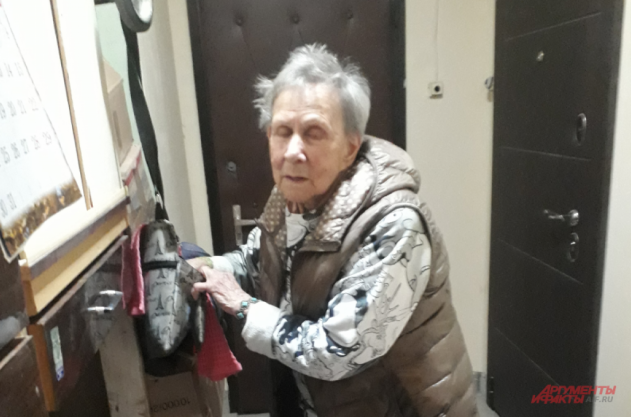 В туалет — в поликлинику. Родственники выселили старушку в подъезд в Москве - «Общество»