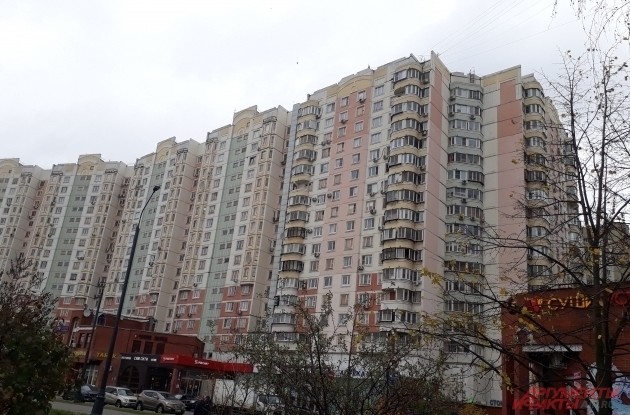 В туалет — в поликлинику. Родственники выселили старушку в подъезд в Москве - «Общество»