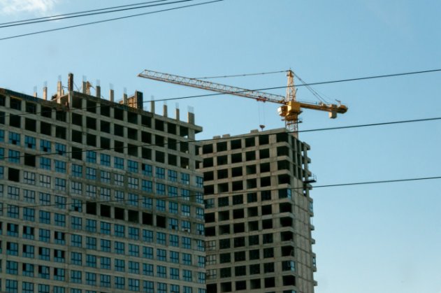 Разница в цене «квадрата» между строящимися и сданными новостройками в Екатеринбурге достигла 9 тысяч рублей